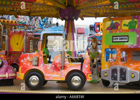 Collins voyager juste, Fairground ride rond-point du Carrousel, un manège avec des manèges pour le plaisir et le divertissement, UK Banque D'Images