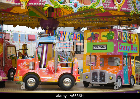 Collins voyager juste, Fairground ride rond-point du Carrousel, un manège avec des manèges pour le plaisir et le divertissement, UK Banque D'Images