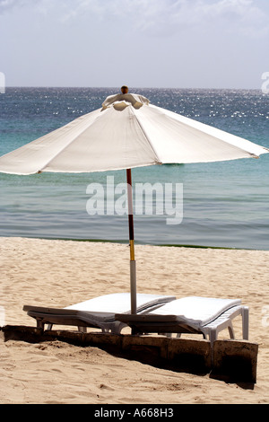 Chaise longue sous un parasol sur la plage de sable blanc de Boracay, Philippines Banque D'Images