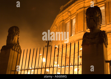 [Sheldonian Theatre] éclairé la nuit, porte d'entrée et statues, Luminox [fête du Feu], 'Broad Street', Oxford, England, UK Banque D'Images