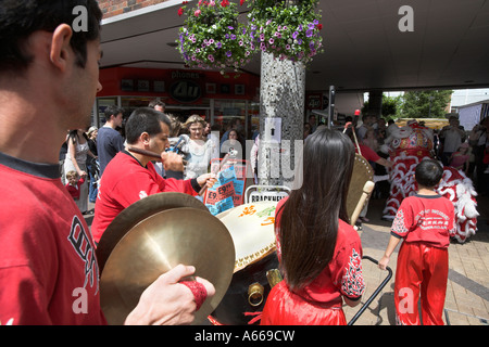 Troupe de Malaisie Malaisie shoppers divertissant avec danse du Lion Banque D'Images