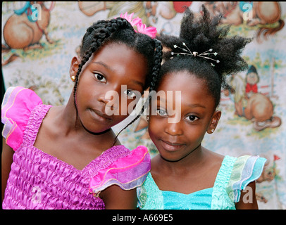 Peu de filles noires dans des costumes à une fête costumée Banque D'Images