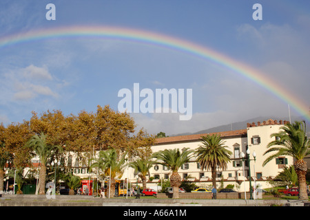 Arc-en-ciel au-dessus des bâtiments sur le front de mer à Funchal, Madère Banque D'Images