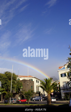 Arc-en-ciel au-dessus des bâtiments sur le front de mer à Funchal, Madère Banque D'Images