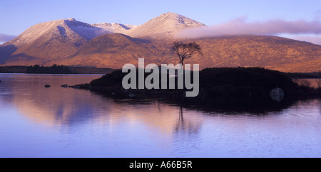 Meall Bhuiridh a'partout Lochan na h-achlaise, Rannoch Moor Banque D'Images