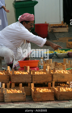 Dates de vente homme au marché à Muscat, Oman Banque D'Images