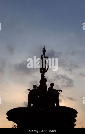 Une silhouette de ross fontaine dans les jardins de Princes street edinburgh c'était gravée dans la pierre en 1862 à Paris Banque D'Images