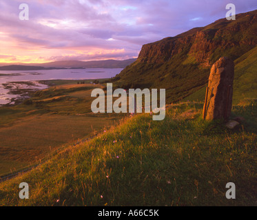 Lumière du soir à travers le Gribun avec falaises Loch na Keal, Isle of Mull, Scotland Banque D'Images