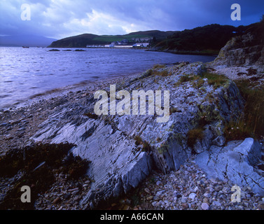 Bunahabhain distillery vue sur un rivage d'Islay calcaire. Banque D'Images