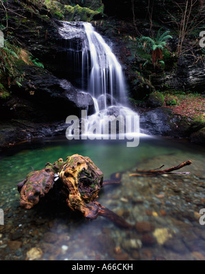 Cascade sur l'Allt a'Bhalachain, Ben Arthur, le cordonnier, Arrochar Banque D'Images