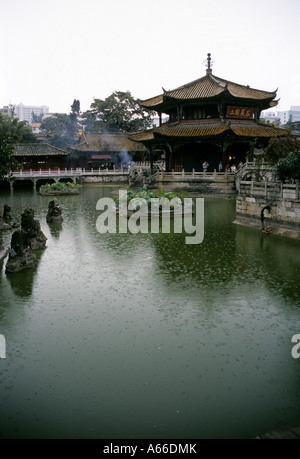 Le pavillon octogonal au centre d'un grand étang dans le Temple Yuantong. Kunming. Yunnan. Chine Banque D'Images