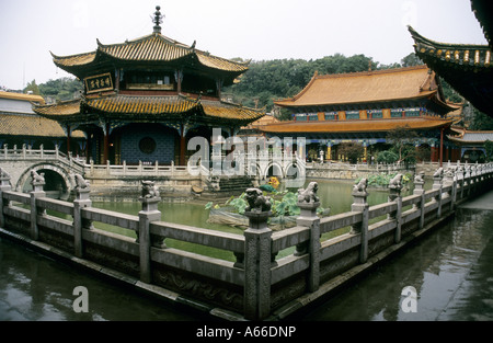 Le pavillon octogonal au centre d'un grand étang dans le Temple Yuantong. Kunming. Yunnan. Chine Banque D'Images