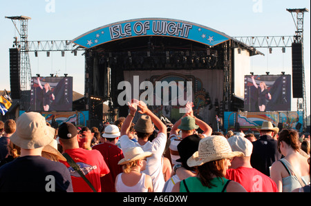 La foule regardant Goldfrapp jouer à l'île de Wight Festival en 2006 Banque D'Images