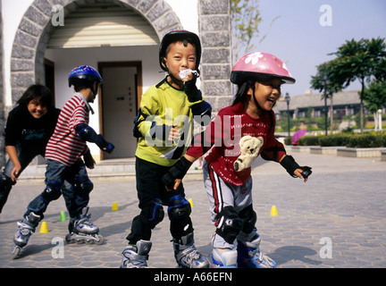 Les enfants à apprendre le roller à Jianshui, Chine. Banque D'Images