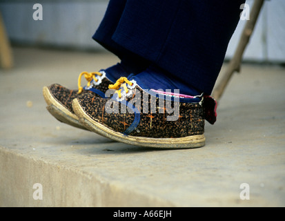 Petites chaussures spéciales contenant les pieds liés dans d'une vieille femme dans le Yunnan, en Chine. Voir également Alamy réf A66EHY et A66EHW Banque D'Images