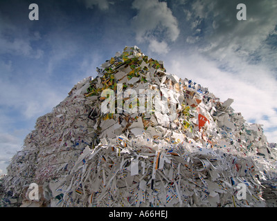 Gros tas de déchets de papier prêt à être recyclé avec ciel dramatique Cuijk Pays-Bas Banque D'Images