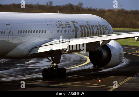 La compagnie aérienne Emirates Boeing 777-300 de tourner en bout de piste avant le décollage, l'Aéroport International de Düsseldorf, Allemagne. Banque D'Images