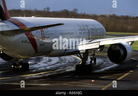 La compagnie aérienne Emirates Boeing 777-300 le roulage de la piste à l'Aéroport International de Düsseldorf, Rhénanie du Nord-Westphalie, Allemagne. Banque D'Images