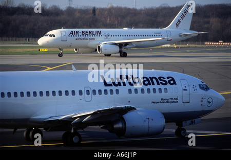 Lufthansa Boeing 737-500 pouvant accueillir des avions de passagers, l'Aéroport International de Düsseldorf, Rhénanie du Nord-Westphalie, Allemagne. Banque D'Images