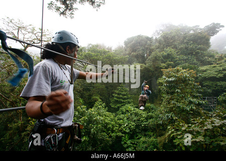 Canopy ride câble forêt nuageuse de Monteverde au Costa Rica Banque D'Images