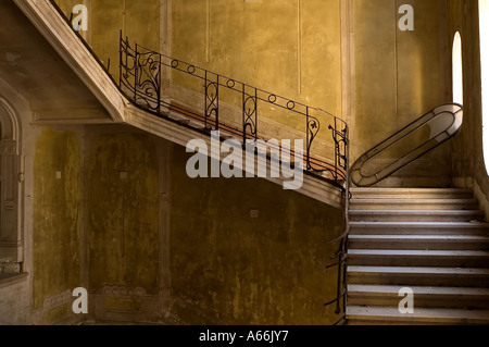 Vieille maison avec escalier intérieur Banque D'Images