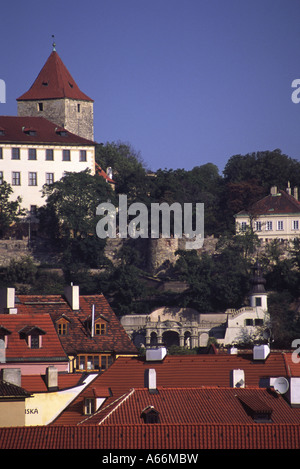 Les toits de tuiles rouges et une section de la partie la plus ancienne de l'enceinte fortifiée entourant le Château de Prague, Prague, République Tchèque Banque D'Images