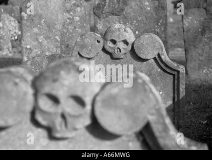 Pierre tombale de crânes fixant les orbites vides avec les morts, l'église de Headington, Oxford, UK 2004 Banque D'Images