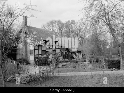 Anne Hathaway's Cottage, Shottery, Nr Stratford, Warwickshire, UK 2004 : 15e siècle, à la maison de la femme de Shakespeare Banque D'Images