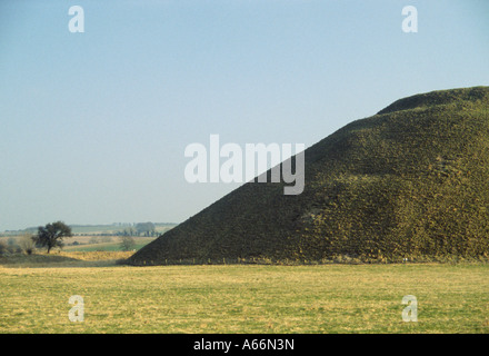 Silbury Hill est en Europe le plus grand monticule ou hill, l'article 130 pieds de haut et 100 pieds de haut il est plat, Wiltshire, U Banque D'Images