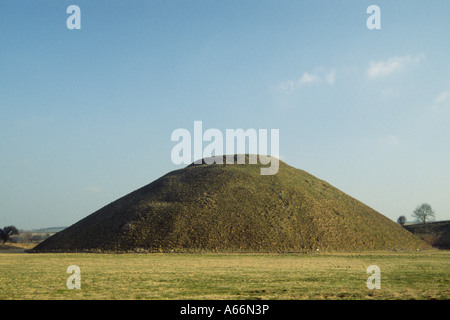 Silbury Hill est en Europe le plus grand monticule ou hill, l'article 130 pieds de haut et 100 pieds de haut il est plat, Wiltshire, Royaume-Uni Banque D'Images