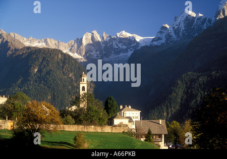 Soglio Ville avec Bergell moutnains, Grisons, Suisse Banque D'Images