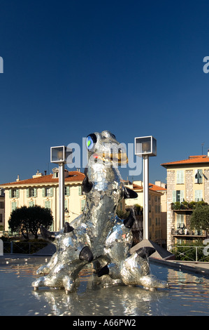 Nice Cote d'Azur France - une sculpture moderne brillait au soleil en face du Musée d'Art Moderne et Contemporain MAMAC Banque D'Images