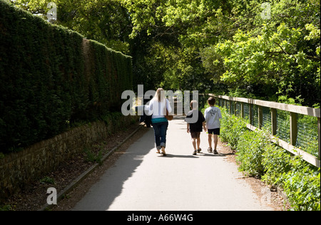Maman avec ses deux enfants Banque D'Images