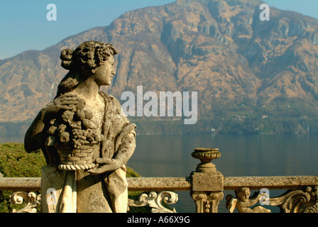 Statue à la Villa del Balbianello sur le village de Lenno Banque D'Images
