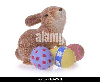 Lapin de Pâques et les oeufs découper sur fond blanc Banque D'Images
