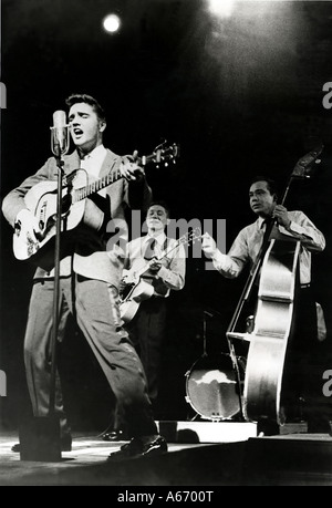 ELVIS PRESLEY avec le Blue Moon Boys - Bill Black à la contrebasse et Scotty Moore à la guitare sur 1956 Banque D'Images