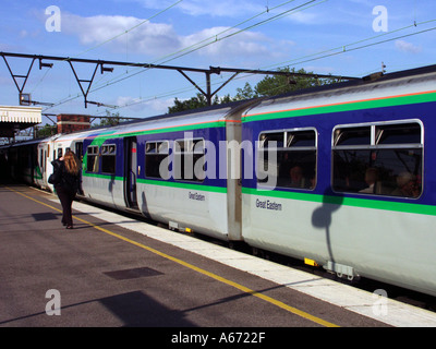 Les premières voitures de train de voyageurs de Great Eastern Railway attendent à quai Blue Sky Day à Shenfield Brentwood Station Essex Angleterre Royaume-Uni Banque D'Images