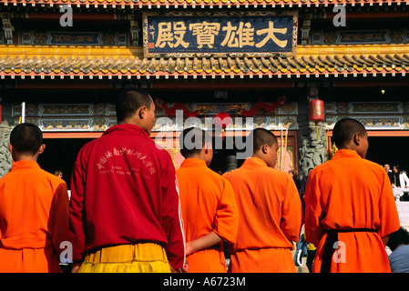 Des moines de l'Institut de Shaolin Kung Fu à effectuer le monastère Po Lin sur l'île de Lantau à Hong Kong Banque D'Images