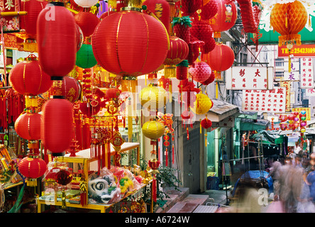 Les stocks d'un magasin des lanternes chinoises et autres décorations de fête pour la nouvelle année lunaire à Soho l'île de Hong Kong Banque D'Images
