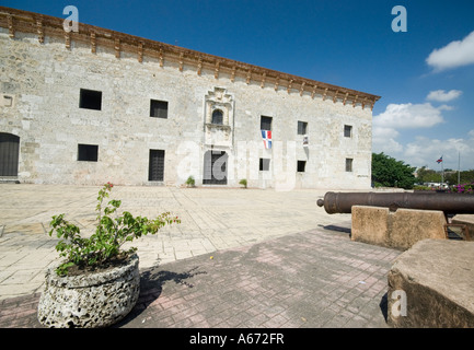 Musée Musée de la Casas Reales de la avec des canons Santo Domingo République dominicaine Banque D'Images