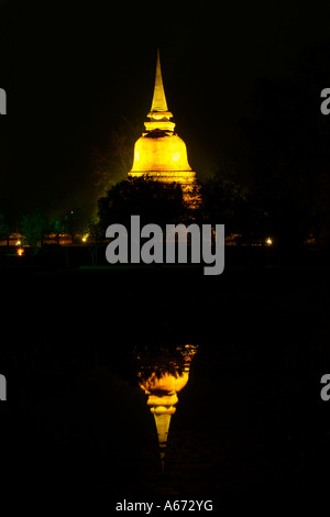 Wat Chana Songkhram la nuit à Sukhothai Banque D'Images