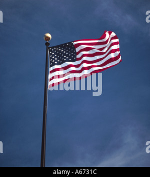 Brandir le drapeau américain dans le vent Banque D'Images