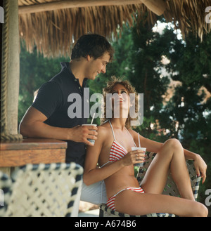 Couple relaxing in tropical bar sur une île des Caraïbes Banque D'Images