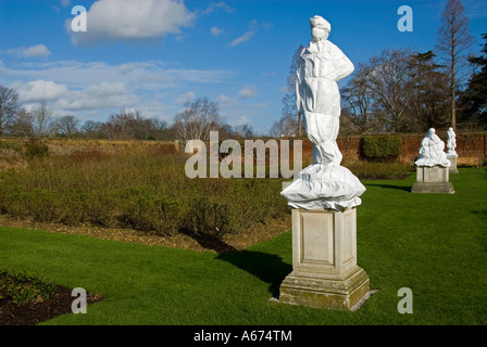 Statue 3 enveloppé pour les protéger du gel, Hampton Court Palace Gardens, Londres Banque D'Images