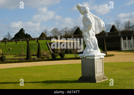 Statue enveloppé pour le protéger du gel, Hampton Court Palace Gardens, Londres Banque D'Images