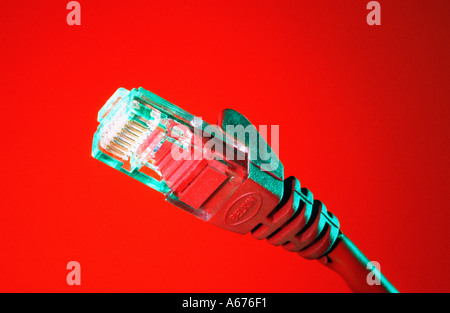 Connecteur réseau RJ45 sur fond rouge Banque D'Images