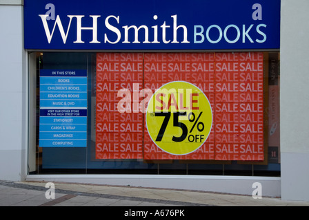 'W H Smith' 'High street' books shop fenêtre avec bannière publicitaire Affiches de ventes jusqu'à 75 % Banque D'Images