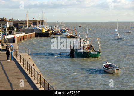 Leigh on Sea sur le bord de l'estuaire de la Tamise avec des bateaux de pêche à l'amarrage à marée haute côte du Kent lointain Banque D'Images