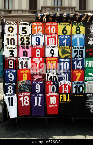 Florence stall affiche grande sélection de célèbres joueurs de football shirts Banque D'Images