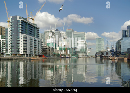 Quai intérieur de Millwall East London Docklands sur l'île des chiens Vaste projet de construction de blocs d'appartements au bord de l'eau en cours Canary Wharf Au-delà du Royaume-Uni Banque D'Images